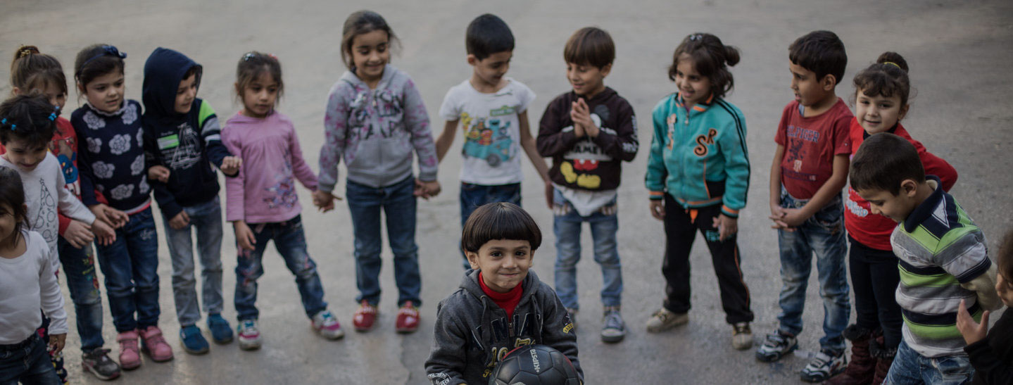 Enfants réfugiés jouant dans une école du JRS au Liban. (Kristóf Hölvényi/Jesuit Refugee Service)